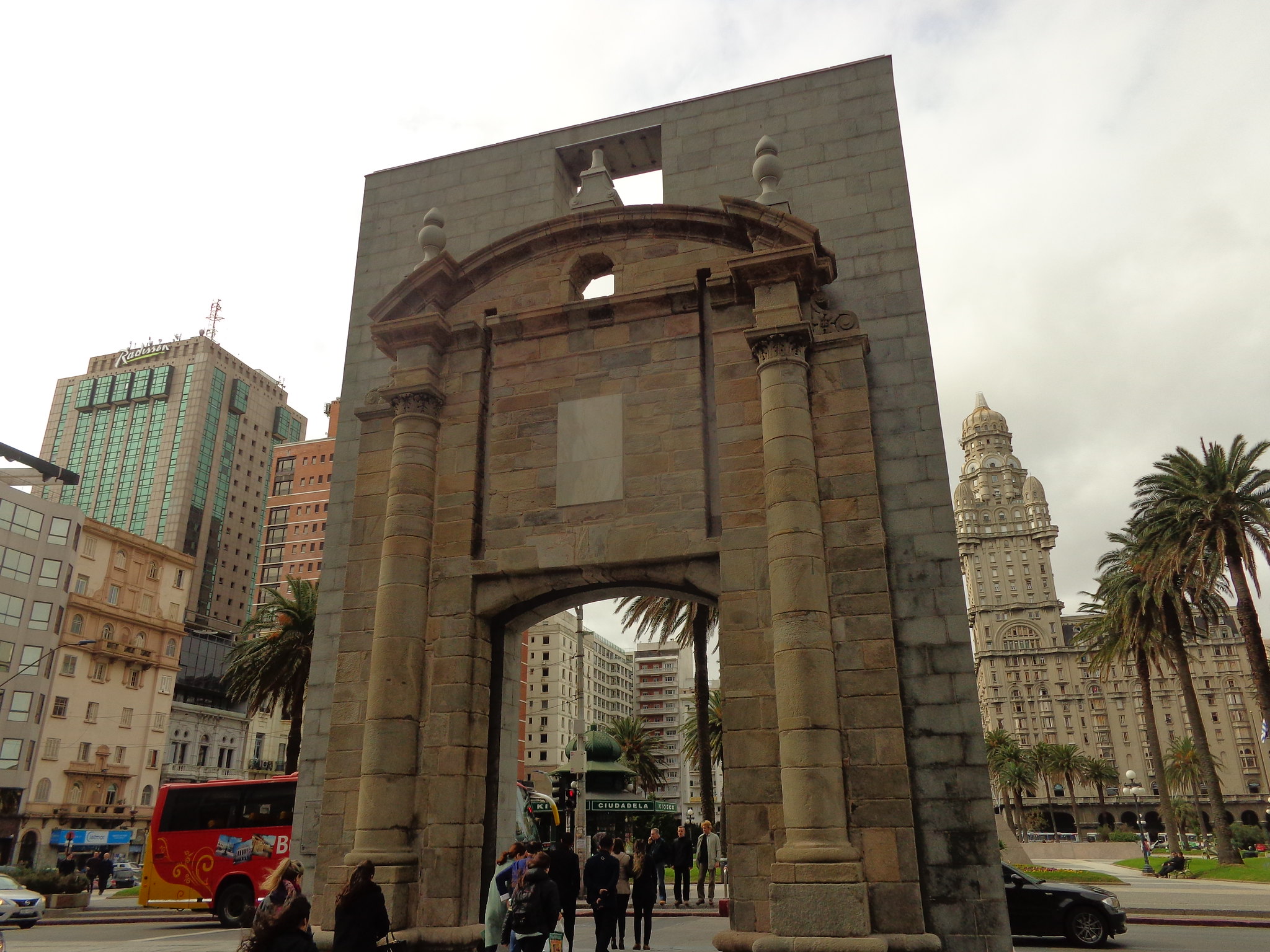 Plaza Independencia com a Porta da Cidadela, em Montevidéu.